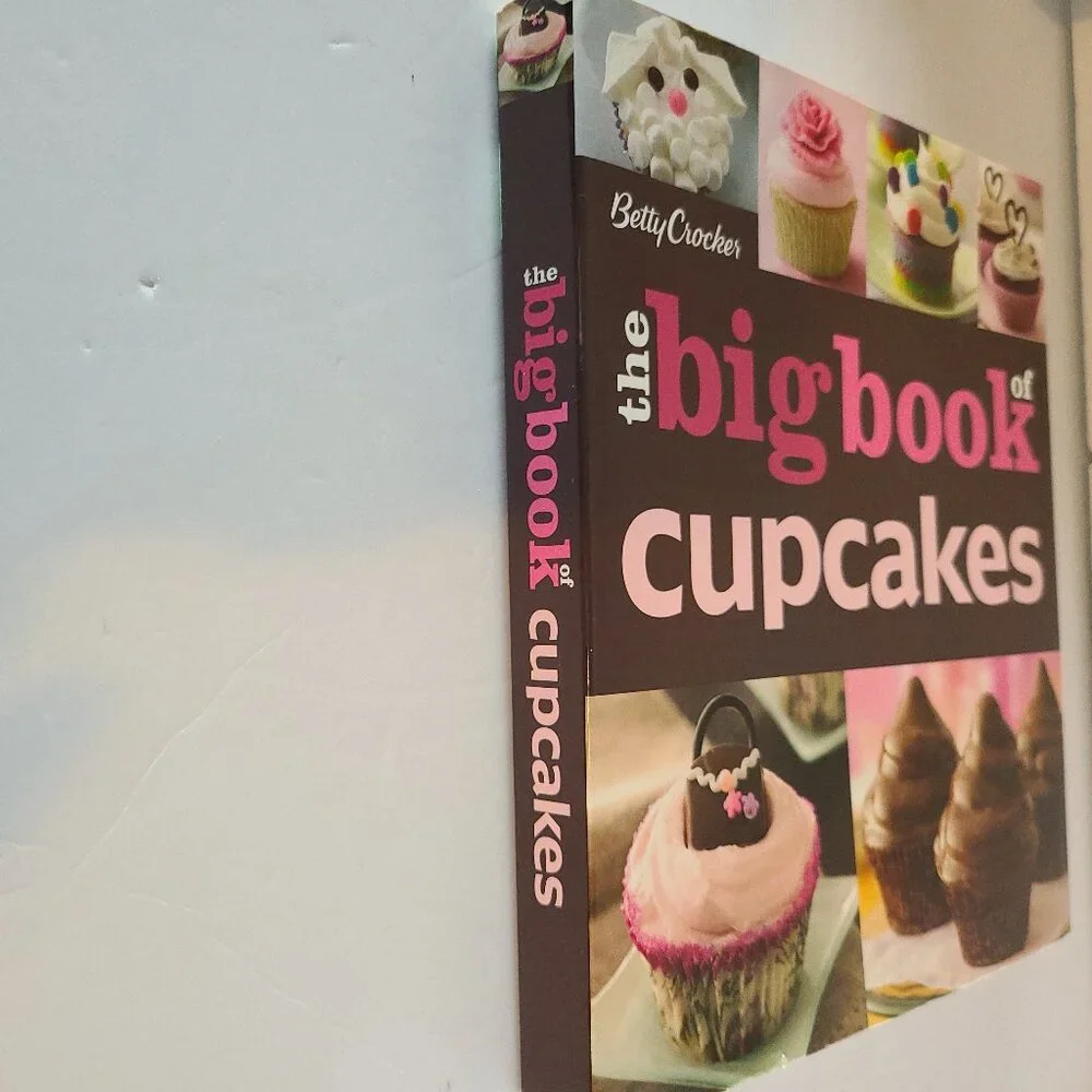 BETTY CROCKER '' THE BIG BOOK OF CUPCAKES